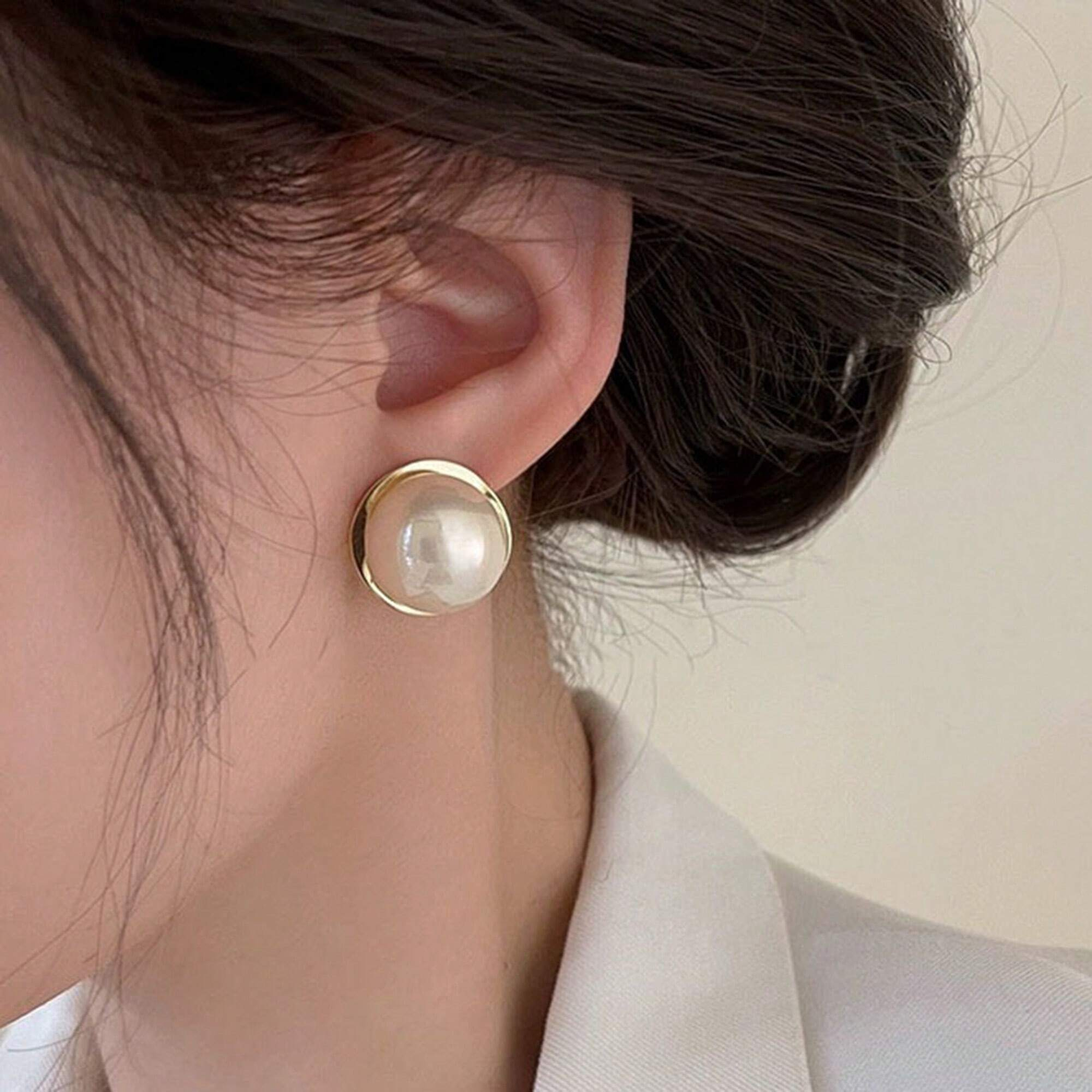 1 Pair Fashion Simple Classic Gentle Elegant Half Circle Pearl Stud Earrings, Glossy Asymmetrical Arc Shape, Suitable For Weddings, Gifts, Travel, Parties, And Daily