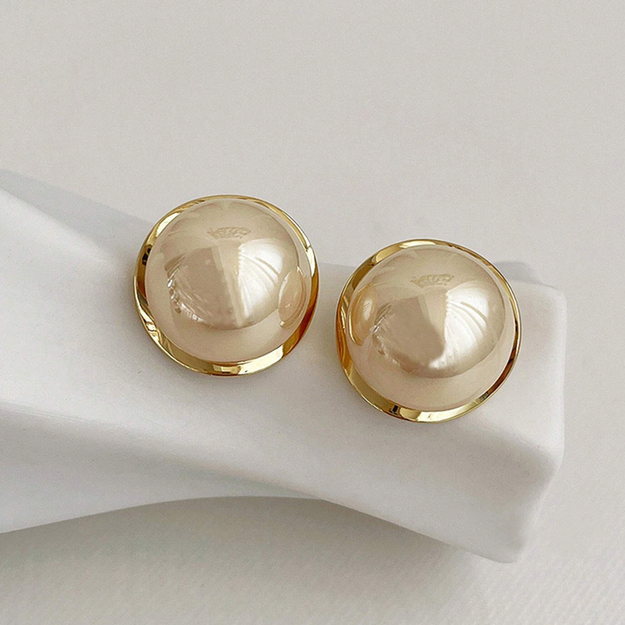 1 Pair Fashion Simple Classic Gentle Elegant Half Circle Pearl Stud Earrings, Glossy Asymmetrical Arc Shape, Suitable For Weddings, Gifts, Travel, Parties, And Daily
