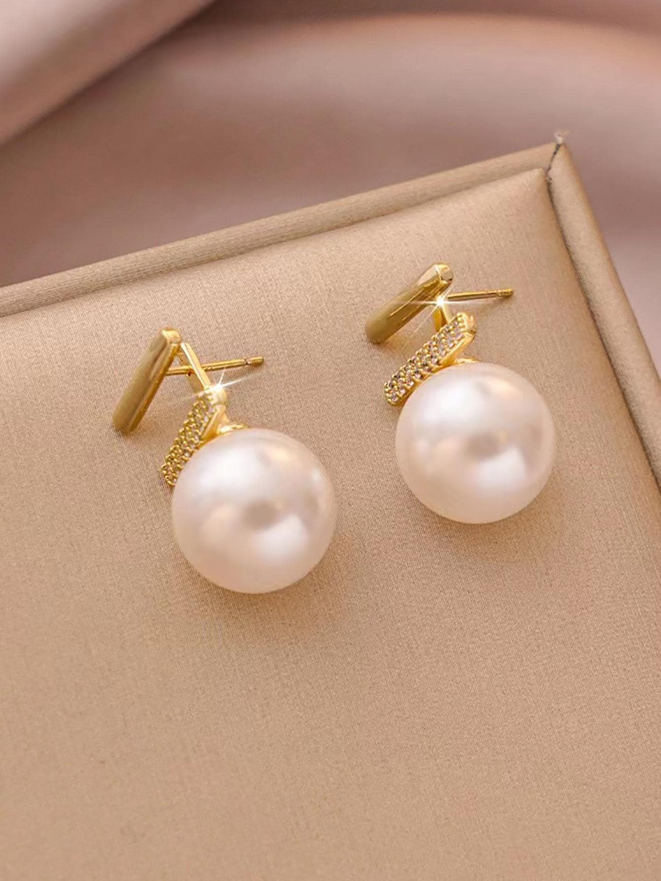 Faux Pearl Decor Stud Earrings