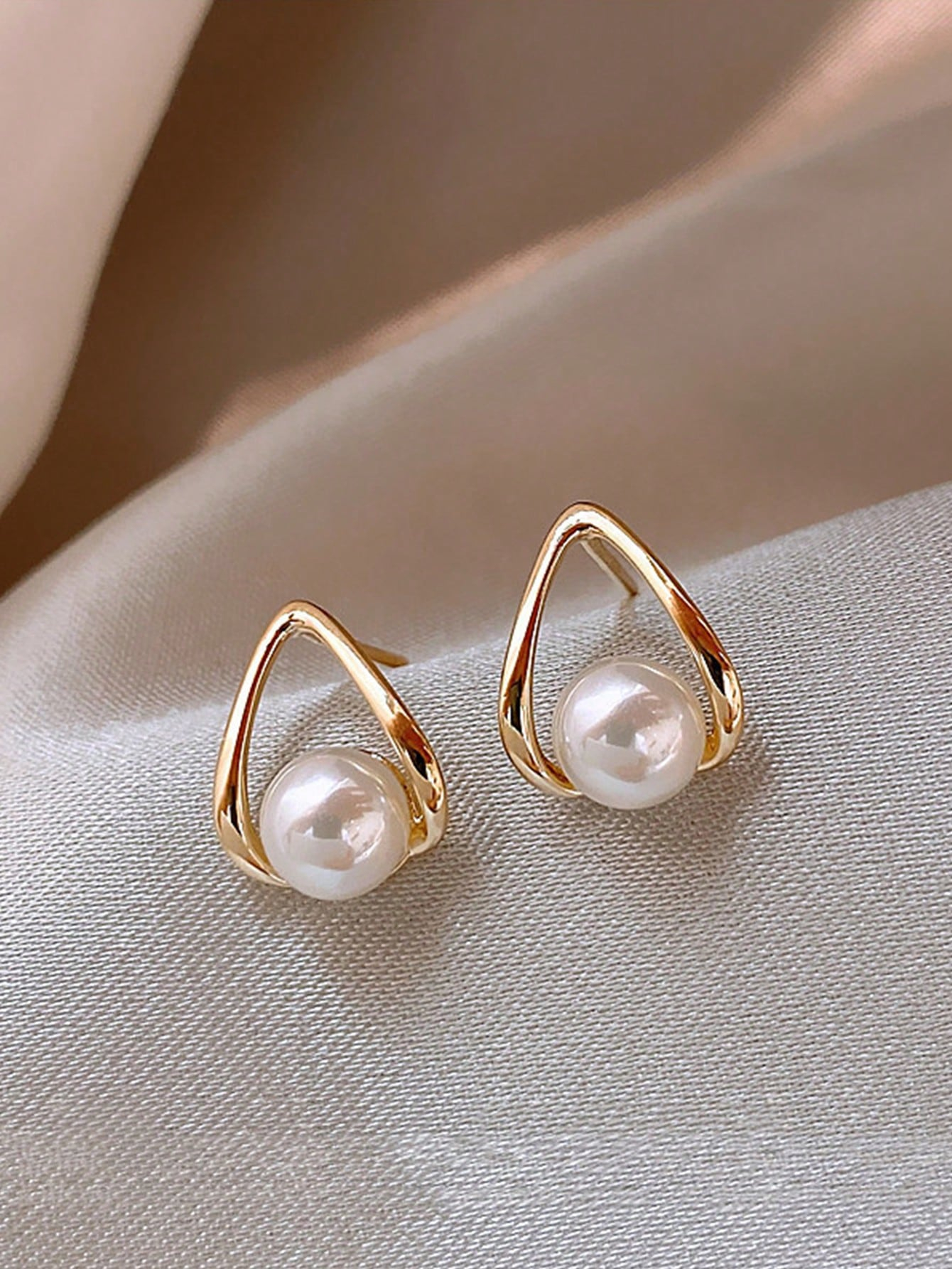 COINBUFF 1pair Simple Gold Plated Triangle Faux Pearl Stud Earrings Suitable For Women's Daily Wear