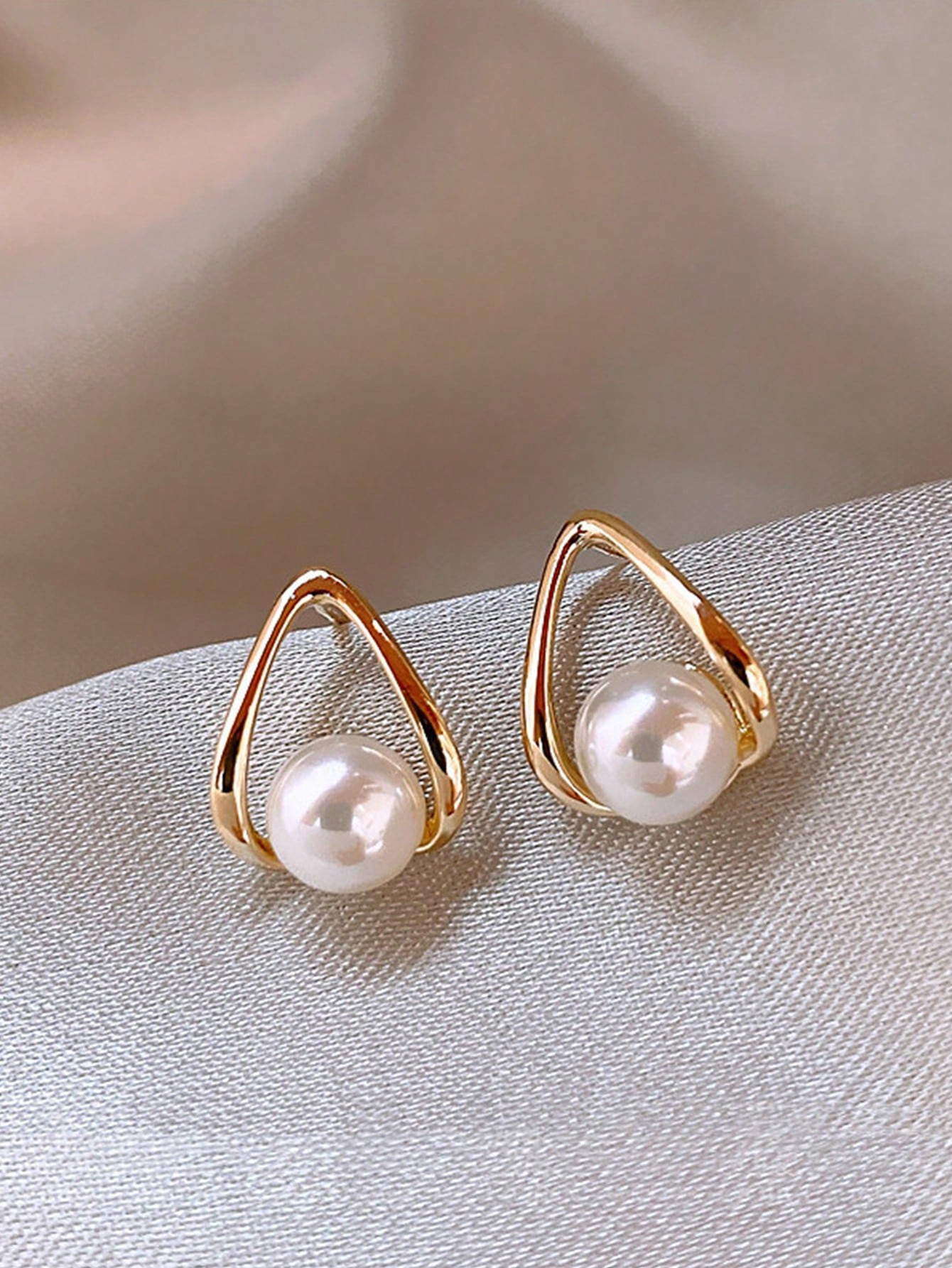 COINBUFF 1pair Simple Gold Plated Triangle Faux Pearl Stud Earrings Suitable For Women's Daily Wear