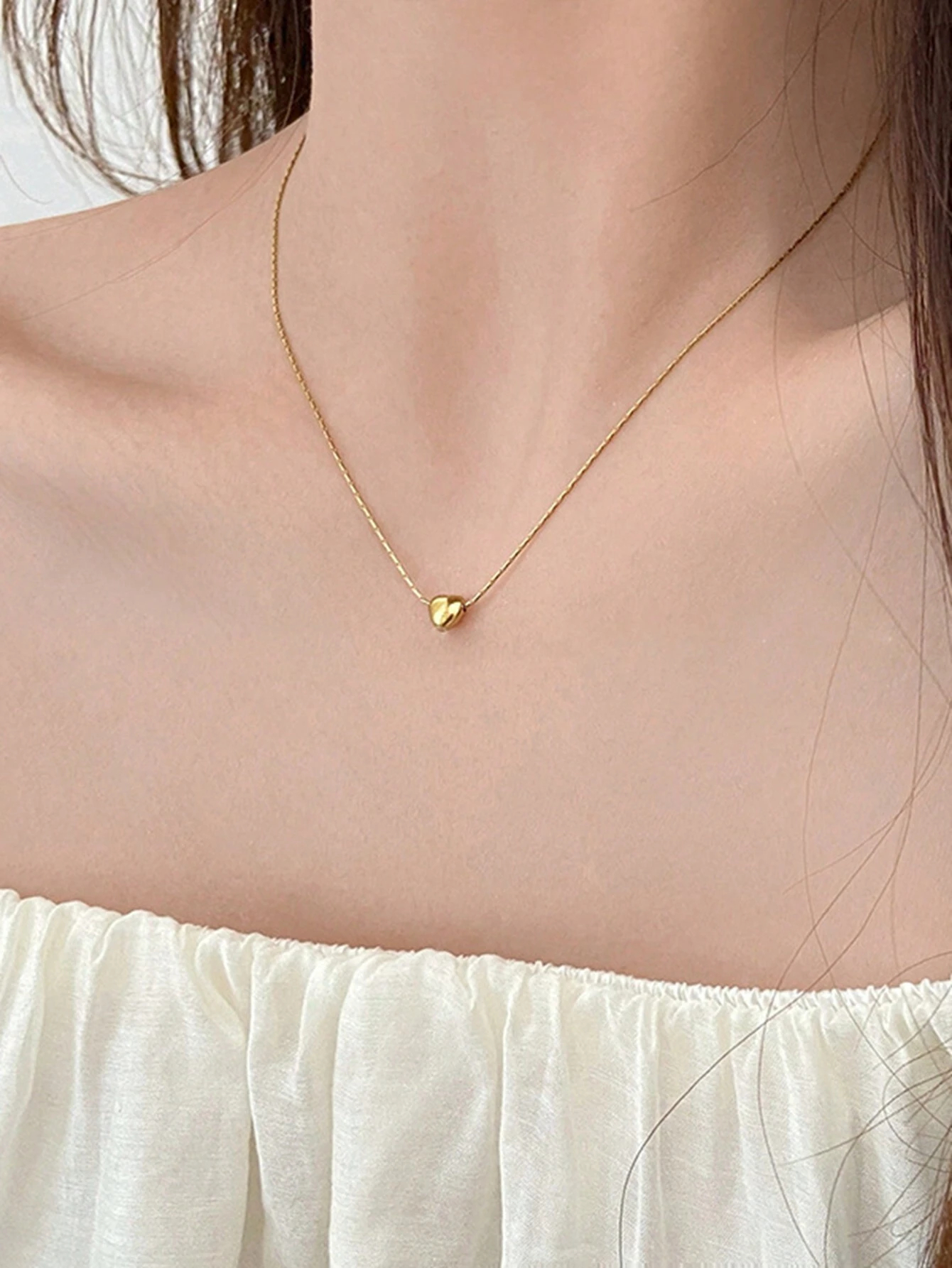 A Delicate And Elegant Heart-Shaped Pendant Design 18K Gold Plated Stainless Steel Necklace Is Suitable For Women To Wear At Parties Or As A Gift For Mothers. Valentines