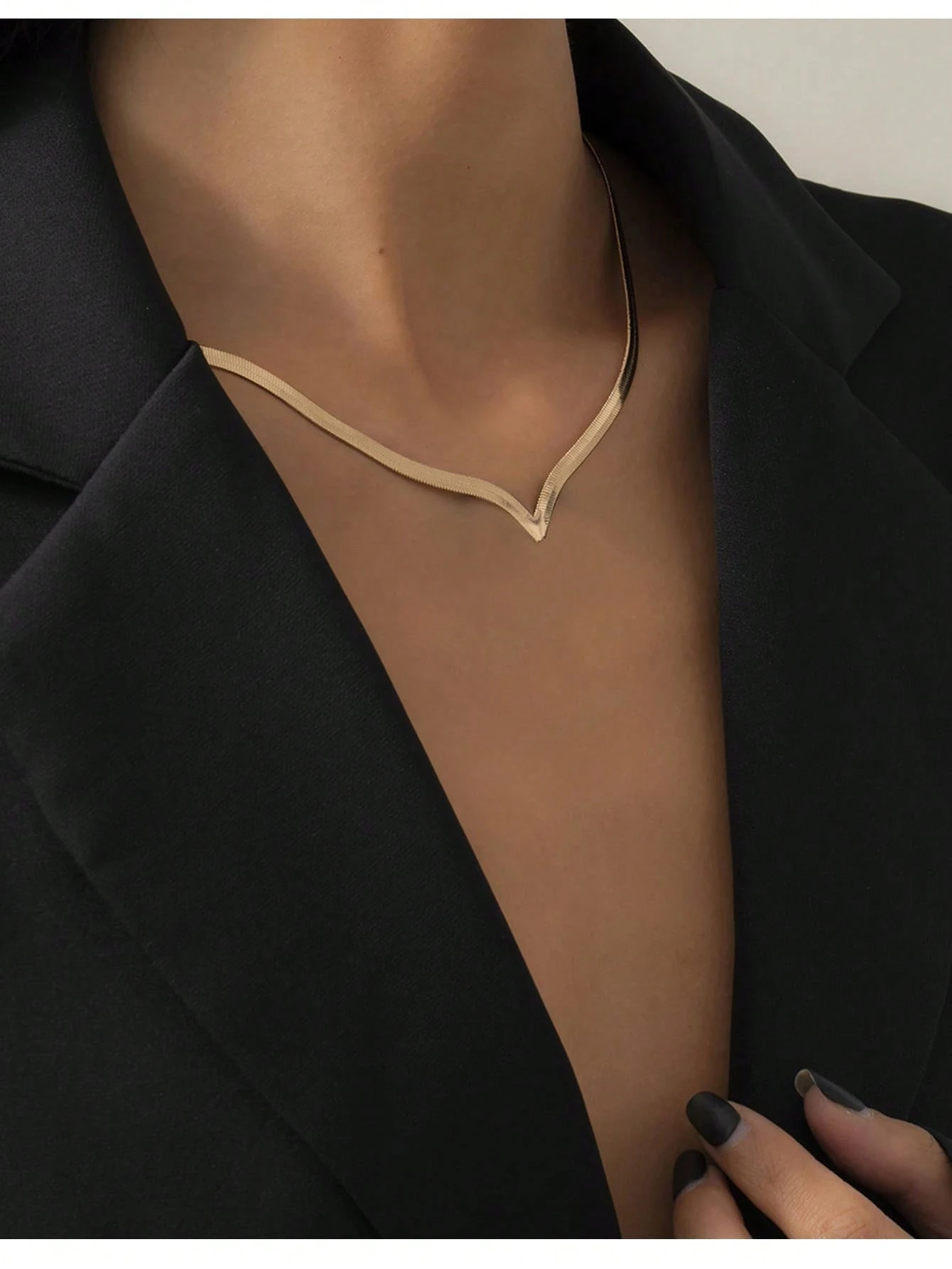 1pc French Metal Punk Minimalist Style Jewelry, Hip Hop Metal Street Photography Snake Bone Necklace, Minimalist Geometric V-Shape Necklace For Women, 2025 Happy New Year Gift