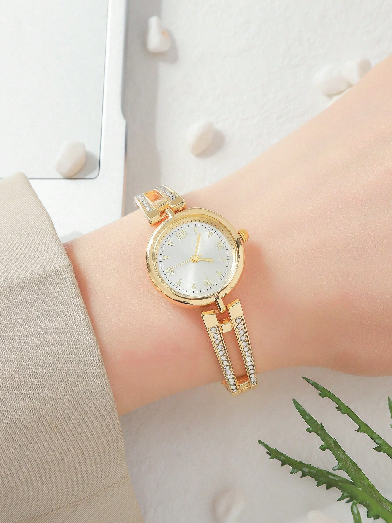 Rhinestone Decor Round Pointer Quartz Watch As A Gift For Students Returning To School