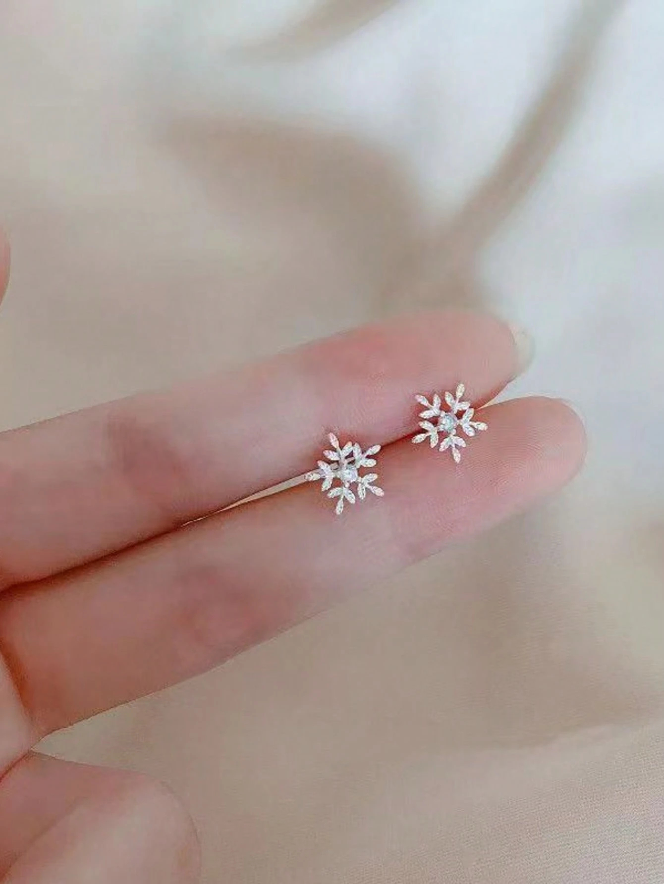 1 Pair Simple Elegant Petite Snowflake Zirconia Stud Earrings, Suitable For Daily Wear