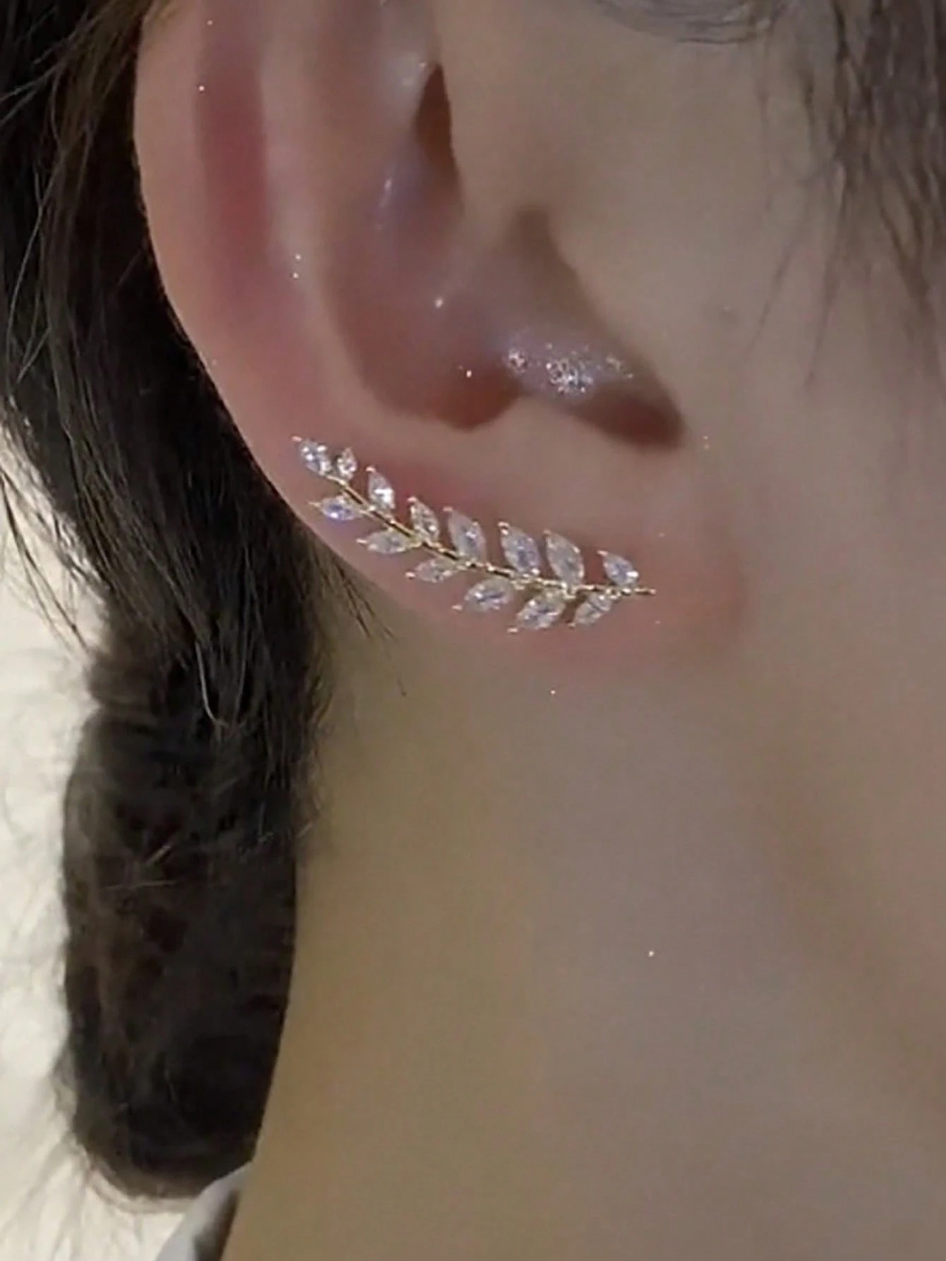 1 Pair Elegant Leaf Design Earrings - Embedded With Refined Details, Minimalist Yet Distinctive Style, Suitable For Women's Daily Wear And Party Occasions, Hypoallergenic And Easy To Match With Various Outfits