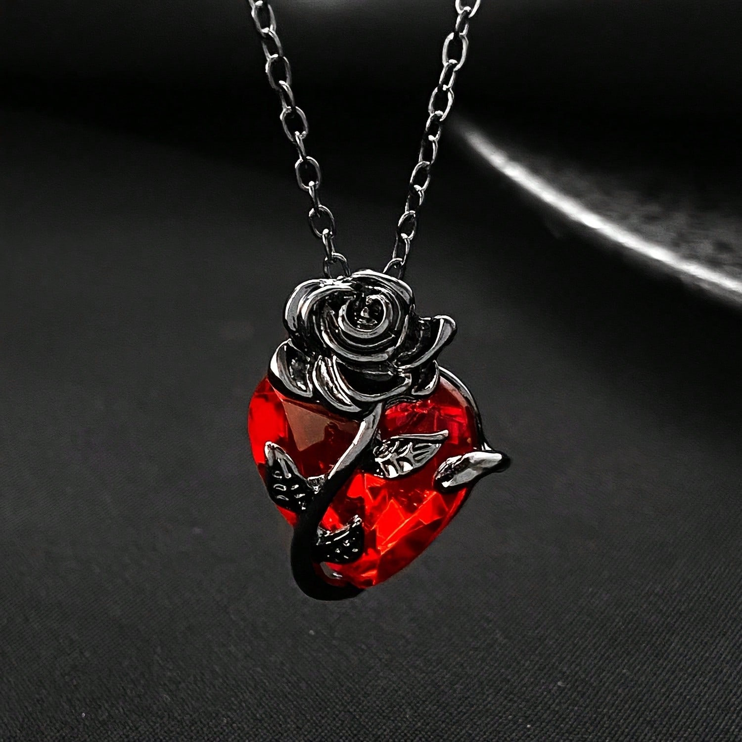 1 Halloween Dark Ins Love Rose Necklace, Gothic Dark Design Wrapped Flower Heart-Shaped Clavicle Chain, Valentine's Day Style, Halloween Dress, Halloween Necklace