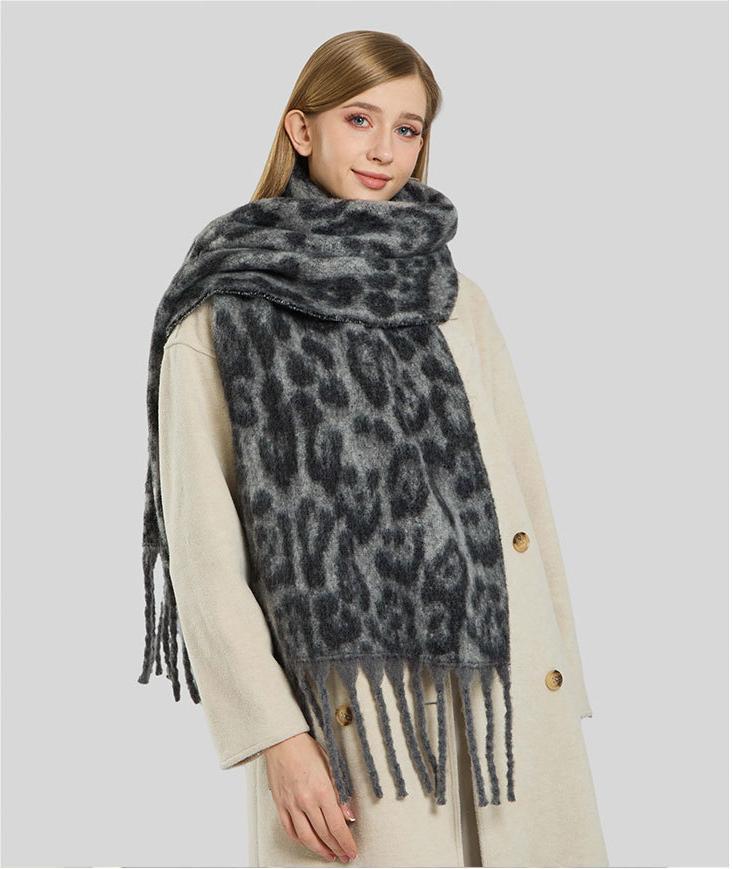 A17 Autumn Winter New Retro Leopard Print Tassel Scarf for Women - European & American Style, Warm, Versatile Shawl, High-End Fashion Neck Wrap