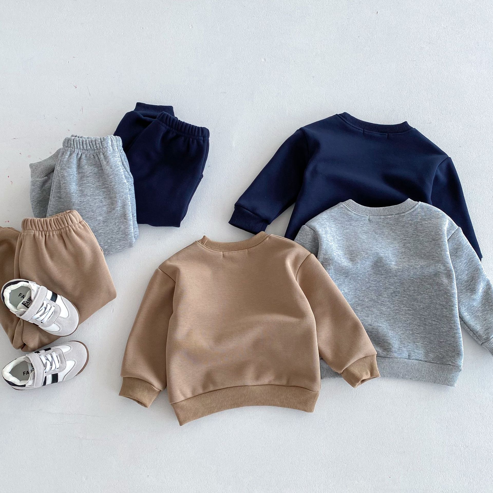 56 New 2024 Winter Children's Clothing: Korean Style Cute Letter Fleece-Lined Warm Two-Piece Set for Boys and Girls