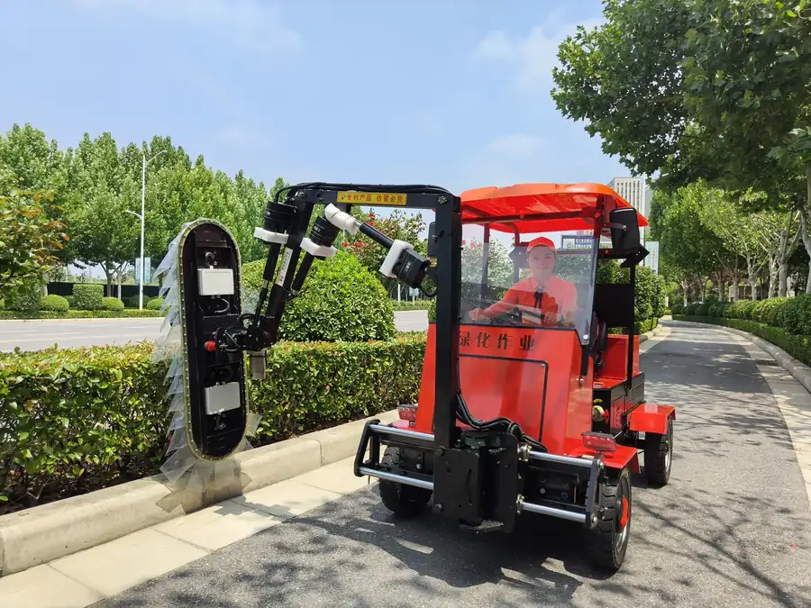 Hedge Trinning Vehicle