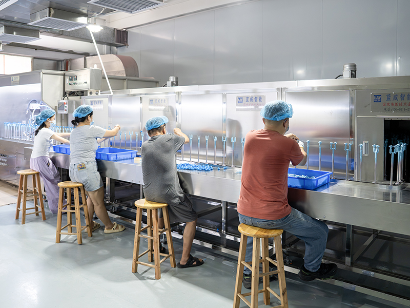 Automatic oil spraying line
