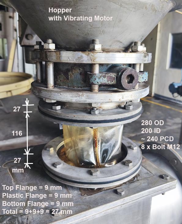  Installed flexible sleeve between vibrating hopper and dosing receiver showing 116mm clear distance and bolt assemblyCaption: Real-world vibrating hopper connection: 116mm clear height with 27mm total backing flange assembly undergoing continuous vibration.