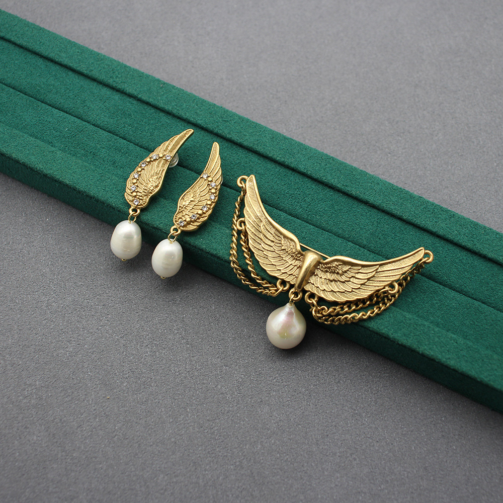 Vintage eagle brooch domineering autumn and winter new style wing earrings freshwater Baroque pearl new art period