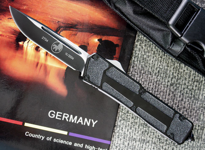 Ultra precision imitation micro technology Holy Beetle single headed straight jump (black)